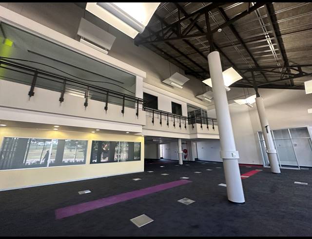 3,888M² OFFICE FOR SALE IN LONGMEADOW